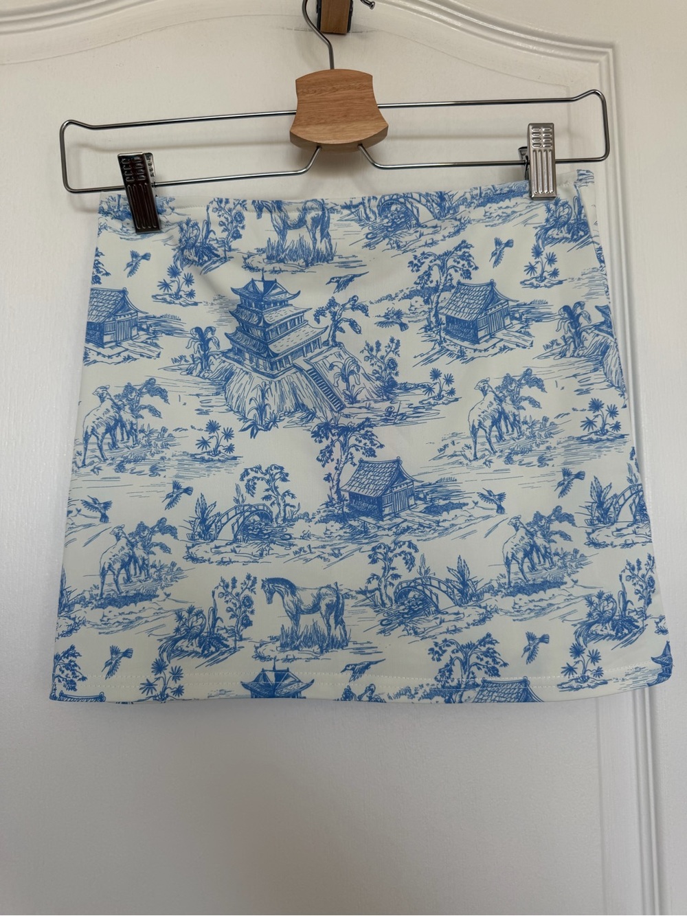 NWT Edikted Blue and White Delft Print/ Toile Mini Skirt size Medium